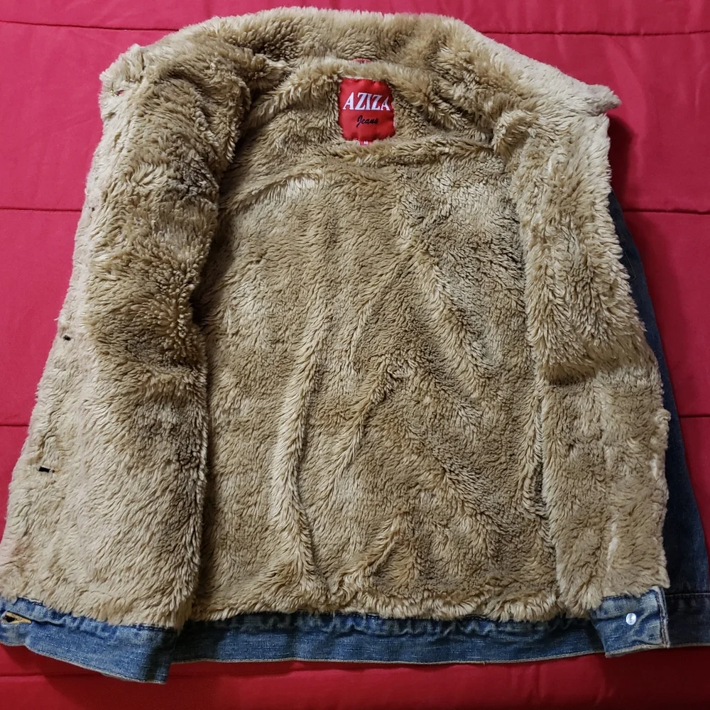 Sleeveless jean jacket with warm lining.